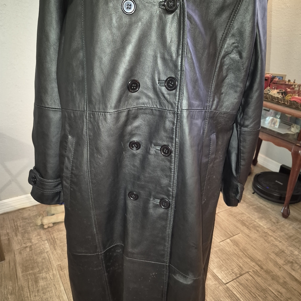 Classic Black 100% Leather Trench Coat with Sleek Silhouette - Picture 7 of 11